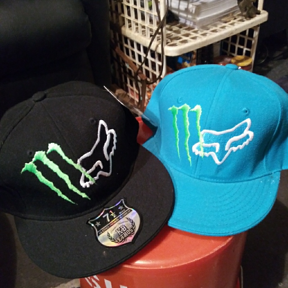 2 MONSTER ENERGY/FOX RACING caps